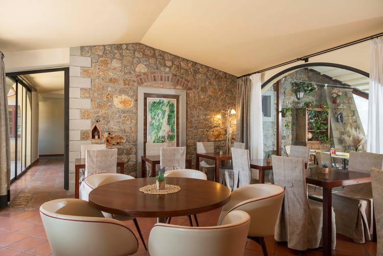 Dettaglio sala interna con tavoli da pranzo Casolare Terre Rosse