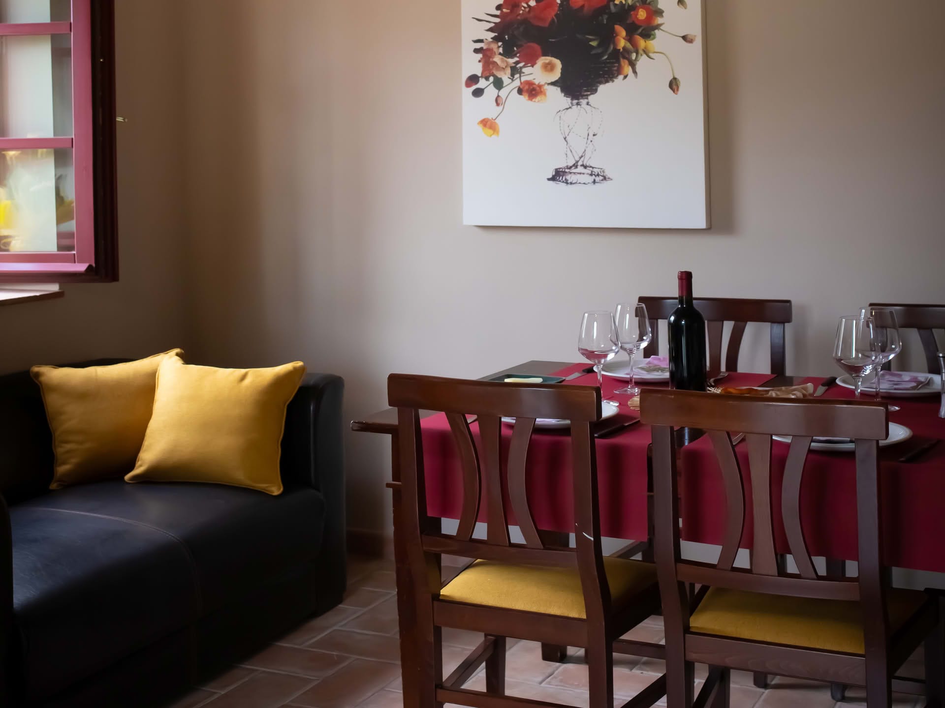 Detail of the dining area and sofa in the Cipresso Apartment