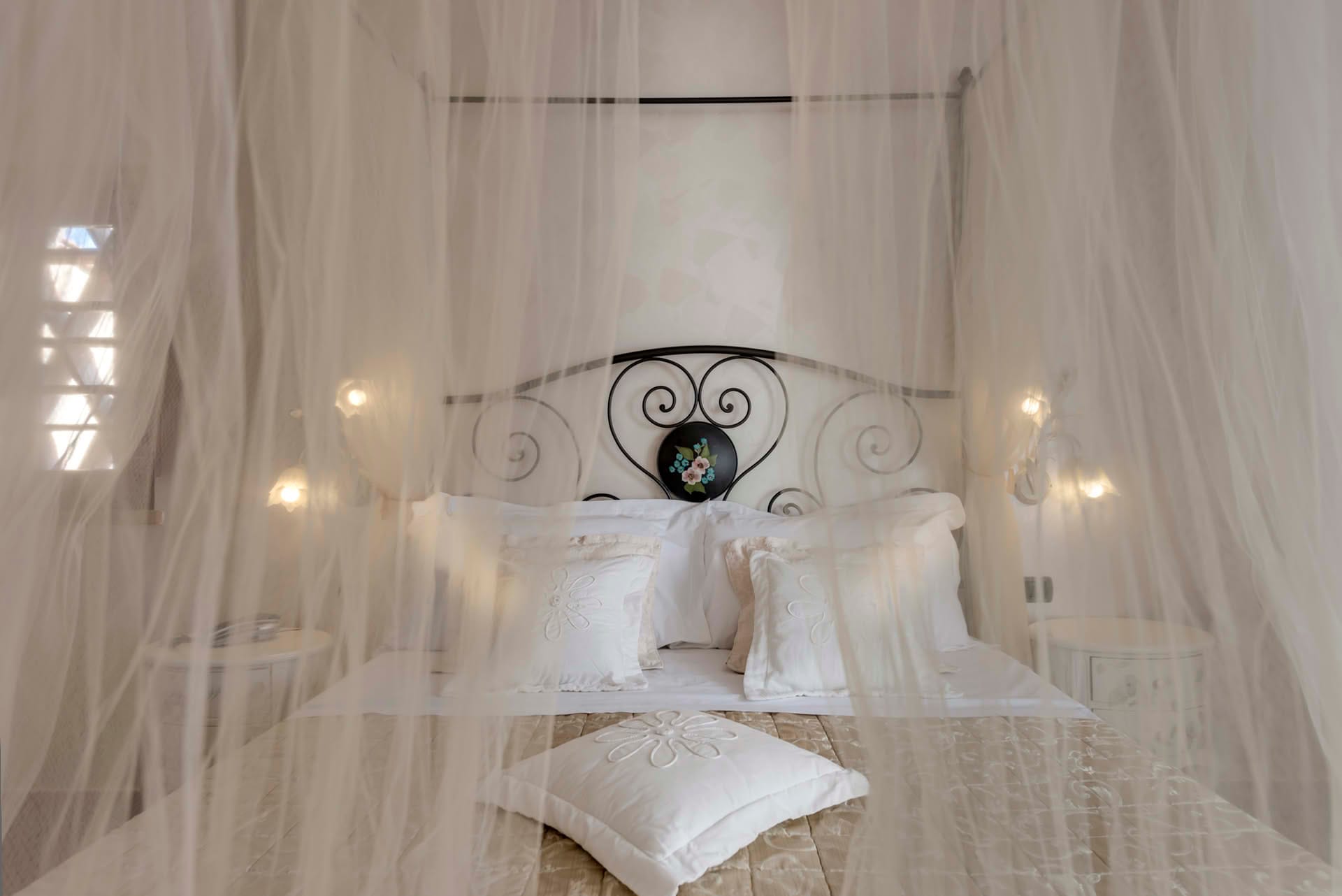 Detail of the canopy bed in the Superior Room at Casolare Terre Rosse