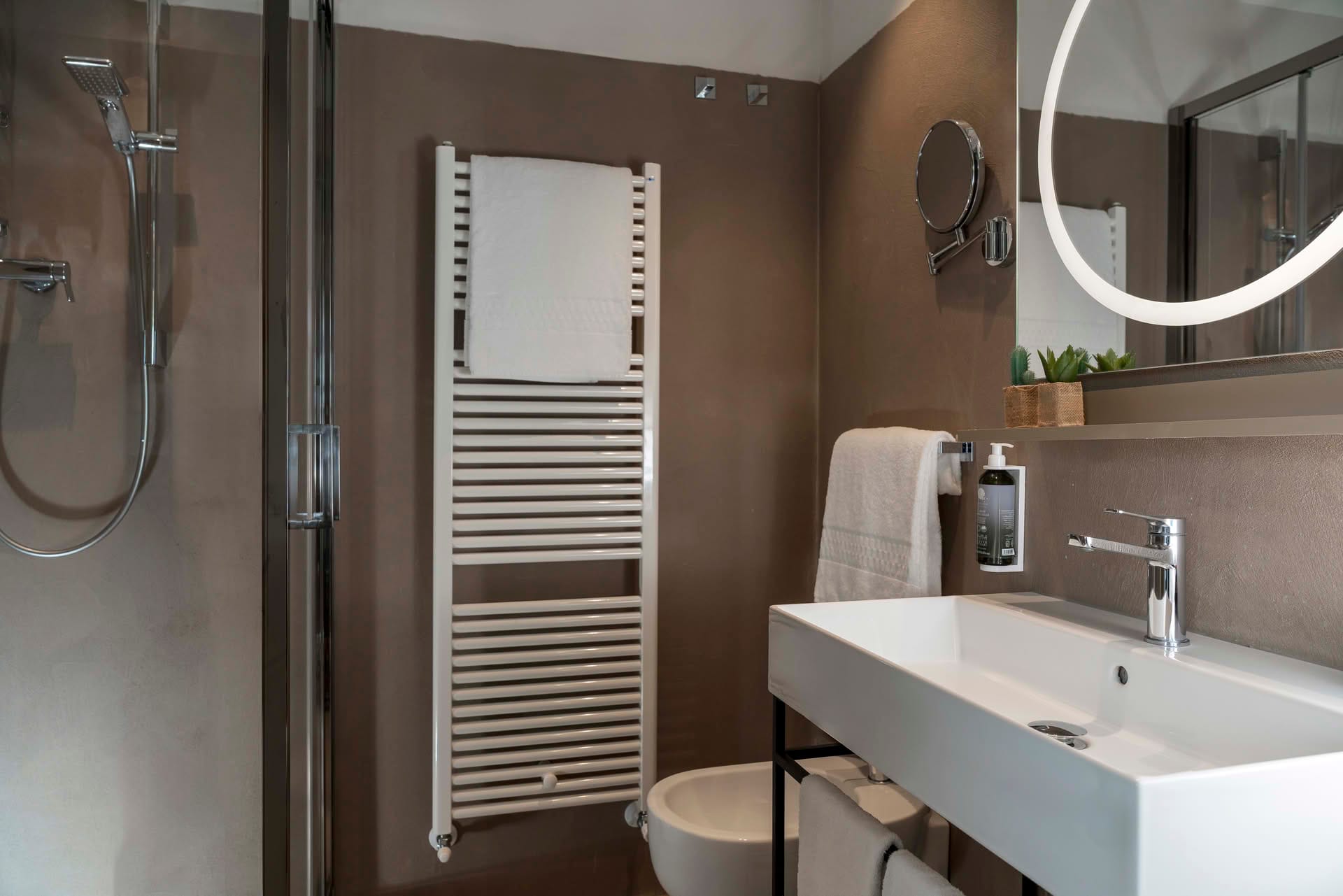 Detail of the bathroom with shower in the Superior Room at Casolare Terre Rosse