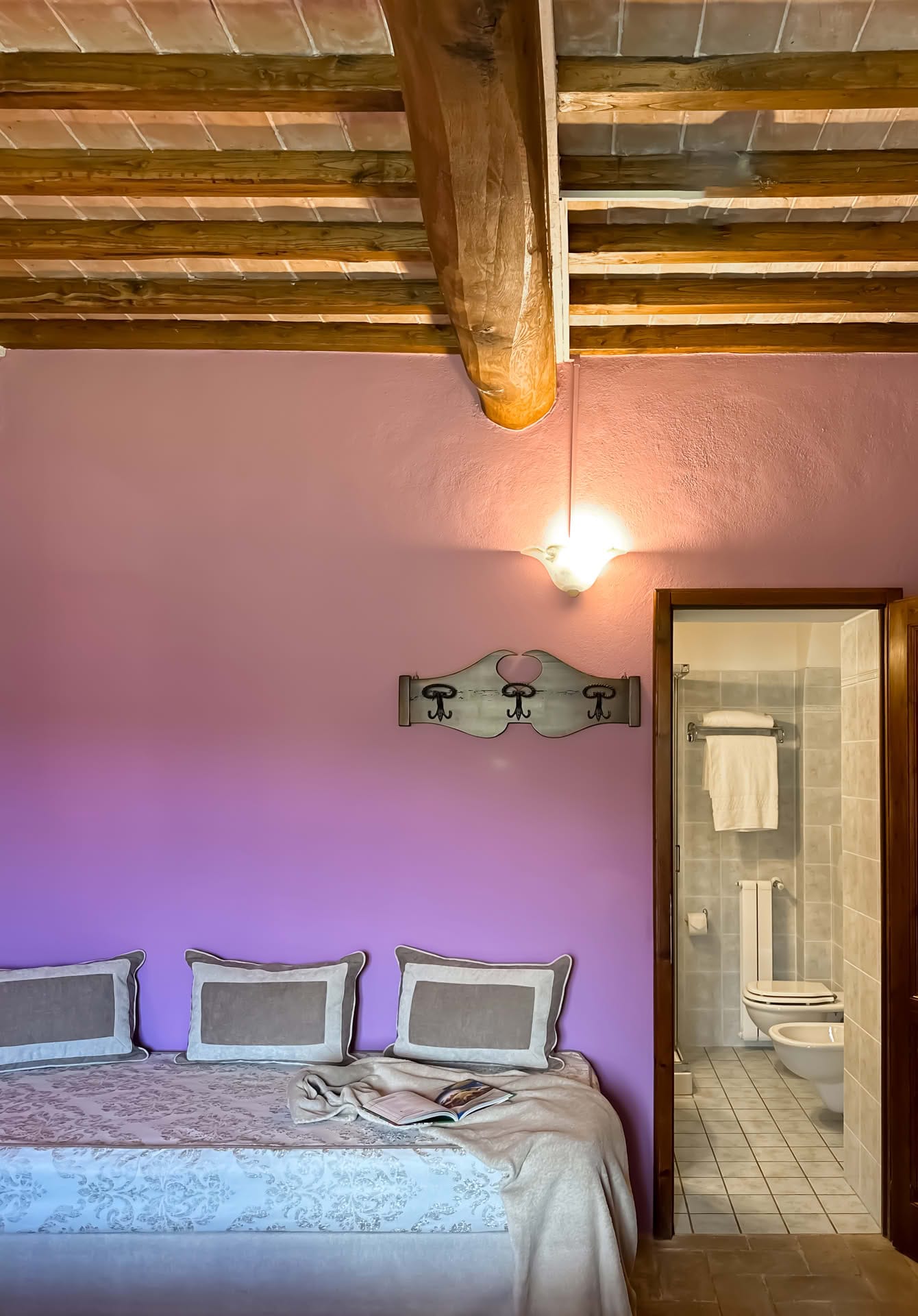 Detail of the bedroom in the Quercia Apartment