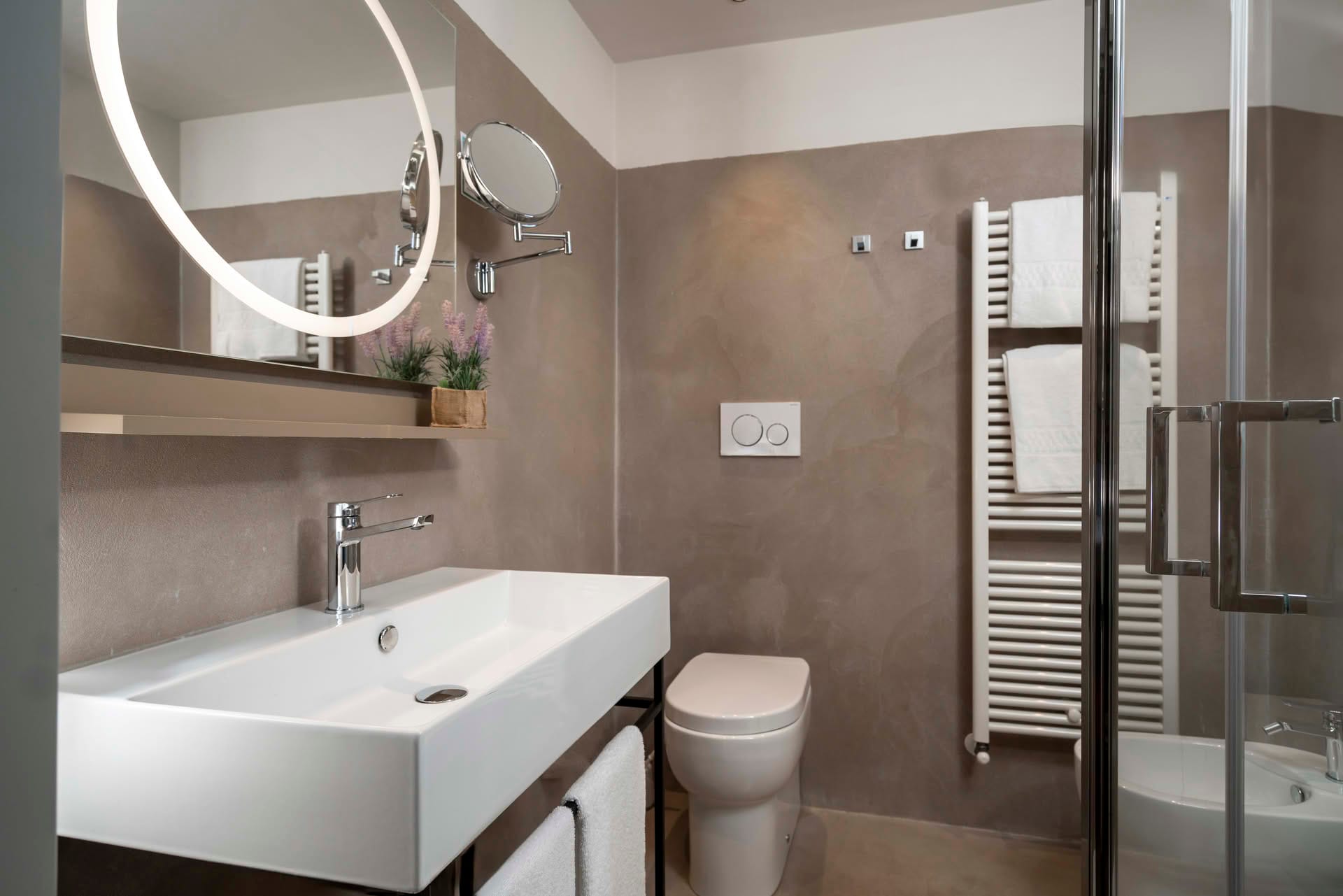 Detail of the bathroom with shower in the Triple Room at Casolare Terre Rosse