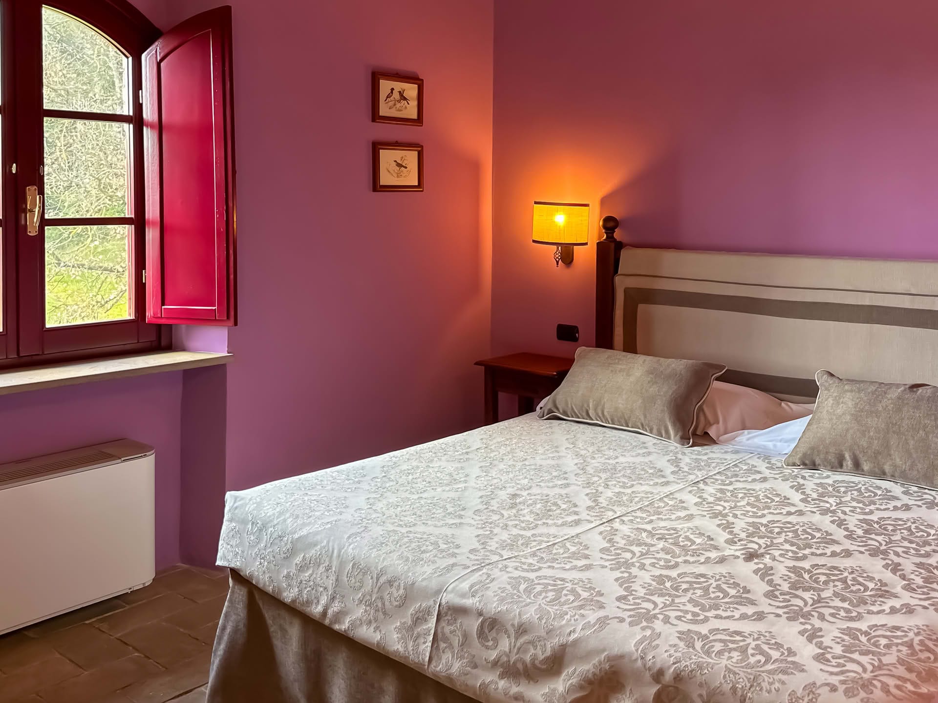 Windowed room with double bed in the Leccio Apartment