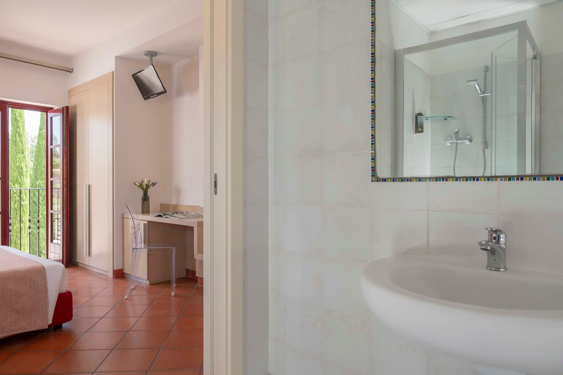 Detail of the bathroom with shower in the Comfort Room at Casolare Terre Rosse