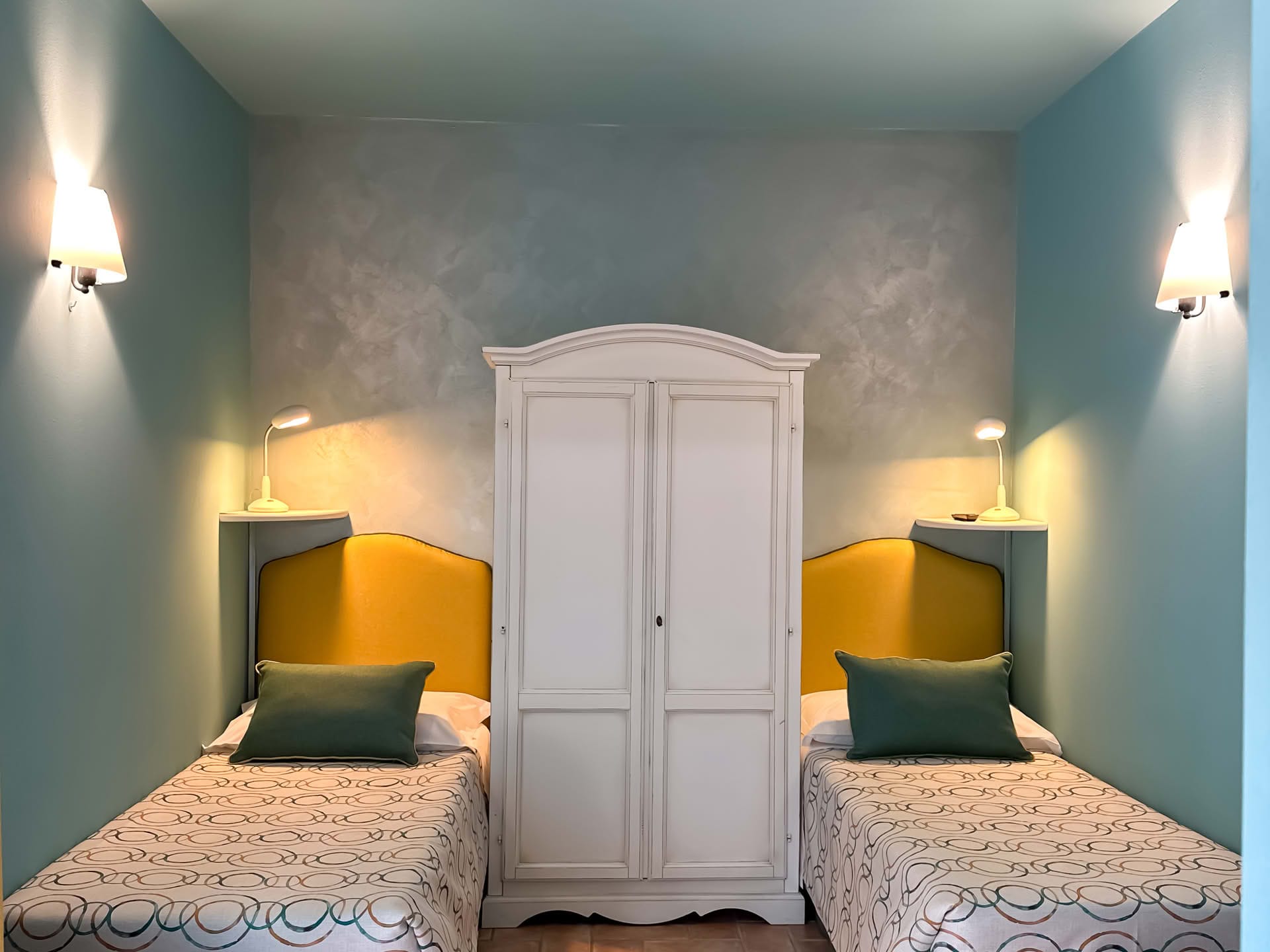 Room with two single beds in the Olivo Apartment at Casolare Terre Rosse