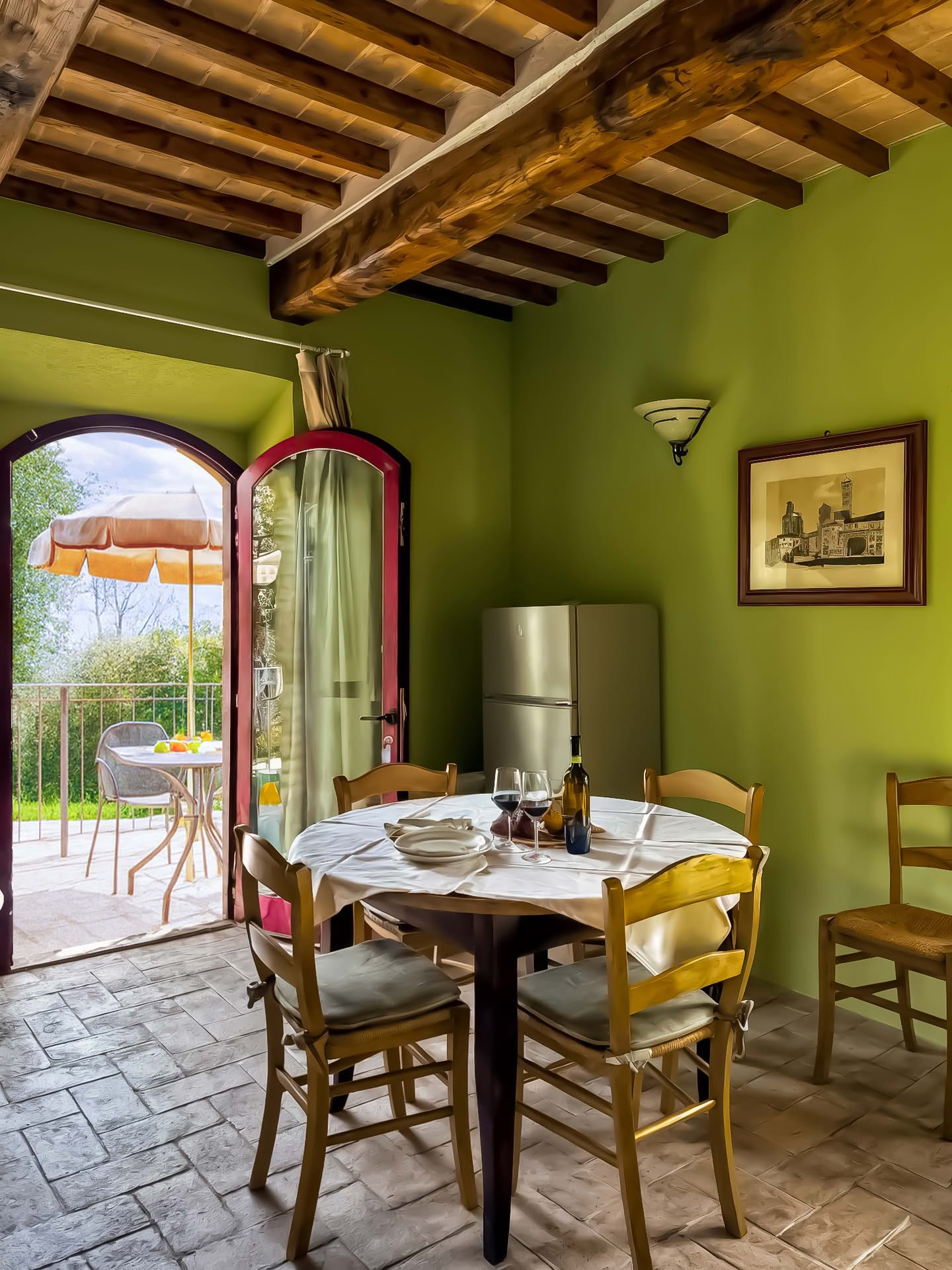 Dining room with access to the outdoor terrace in the Quercia Apartment