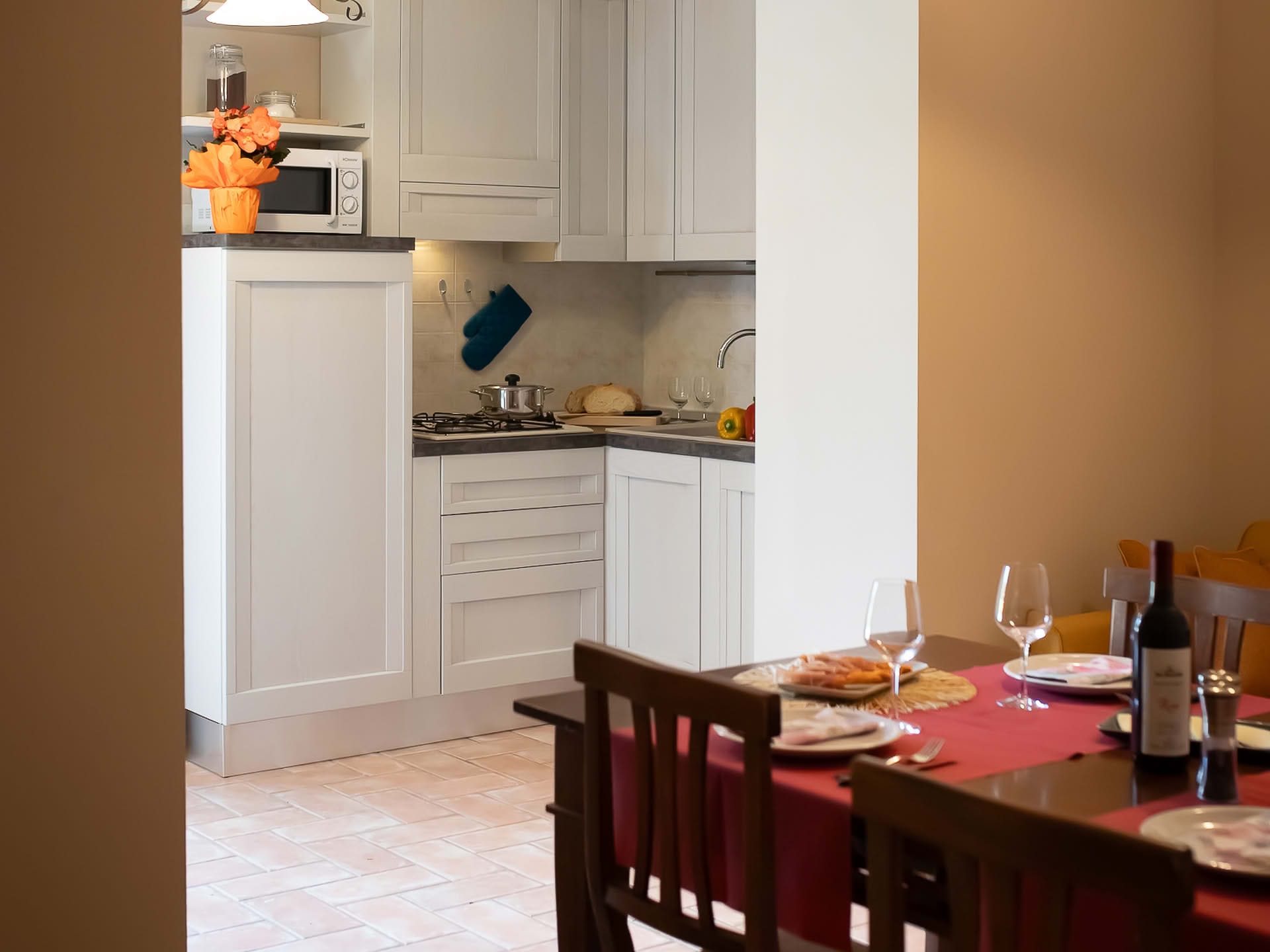 Olivo Apartment with dining table and kitchen at Casolare Terre Rosse