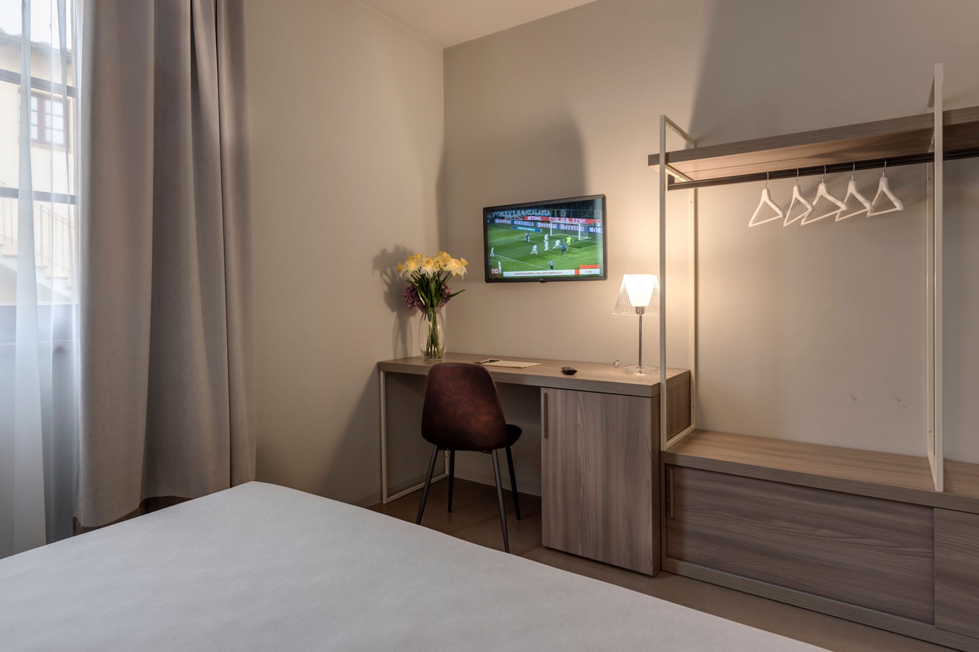 Detail of the Basic Room at Casolare Terre Rosse with desk and flat-screen TV