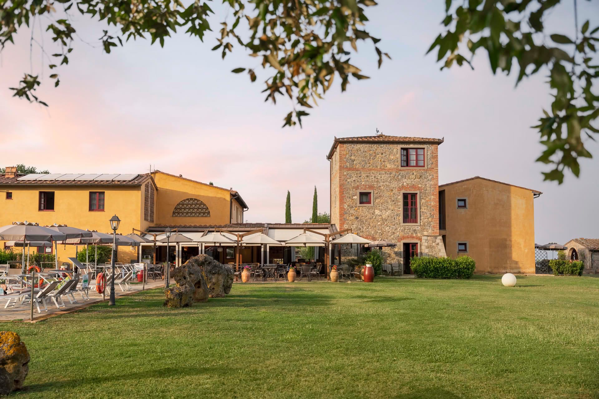 Outdoor garden and façade of Casolare Terre Rosse in San Gimignano