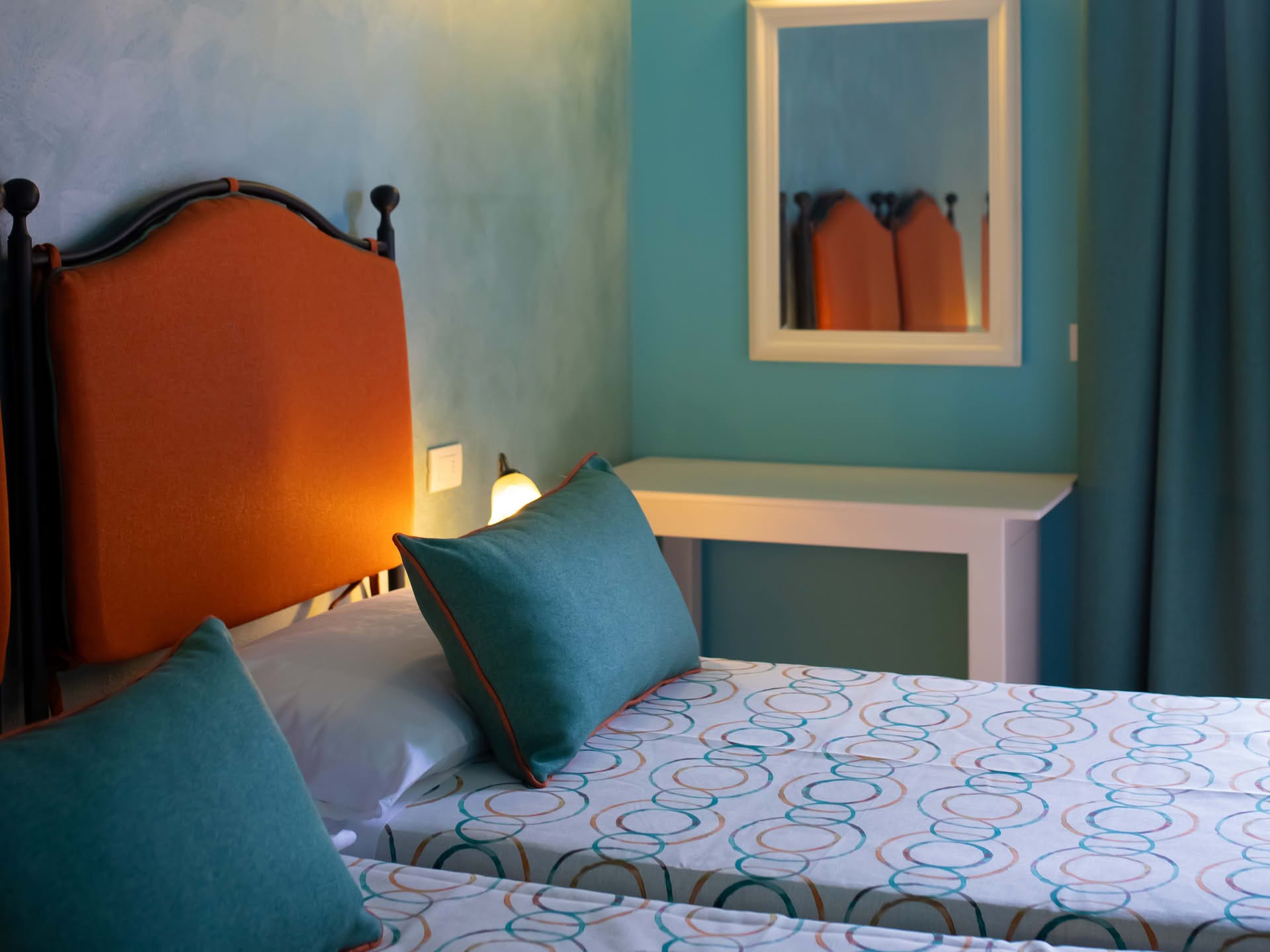 Detail of the twin beds in the Cipresso Apartment