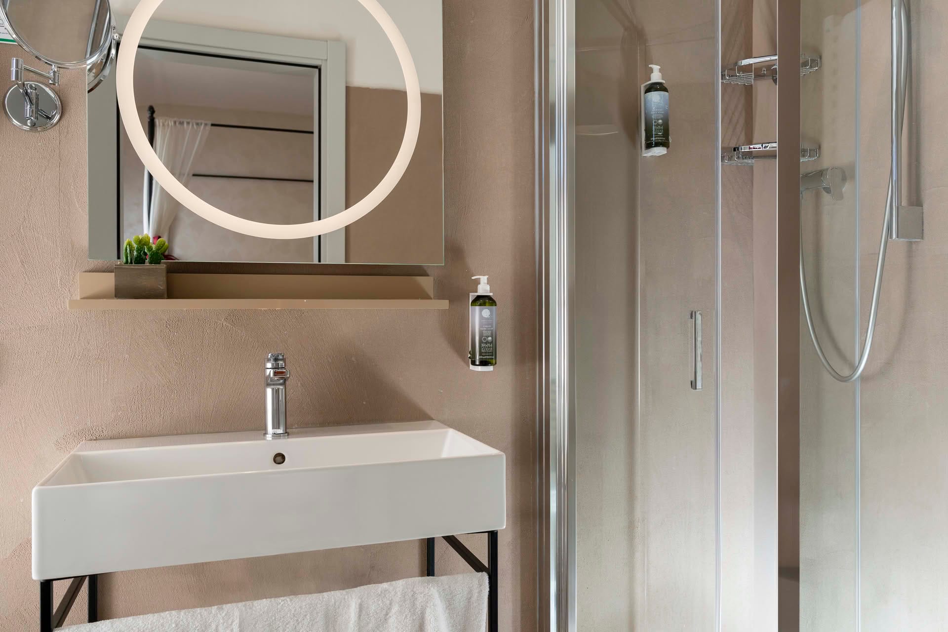 Detail of the bathroom with shower in the Triple Room at Casolare Terre Rosse