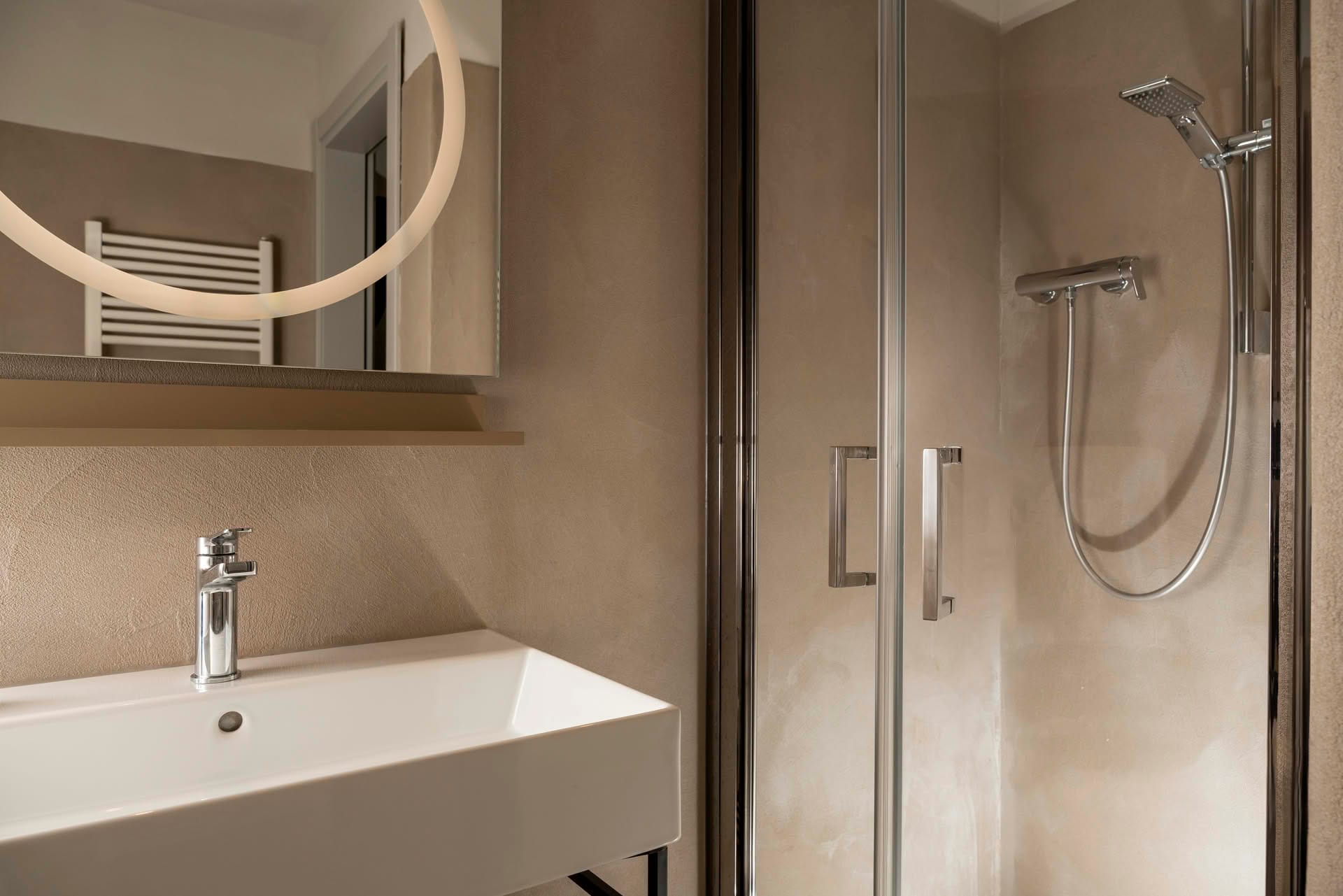 Detail of the bathroom with shower in the Small Classic Room at Casolare Terre Rosse