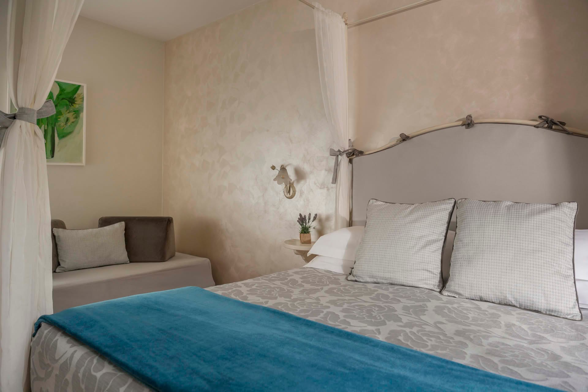 Detail of the double bed in the Superior Room at Casolare Terre Rosse