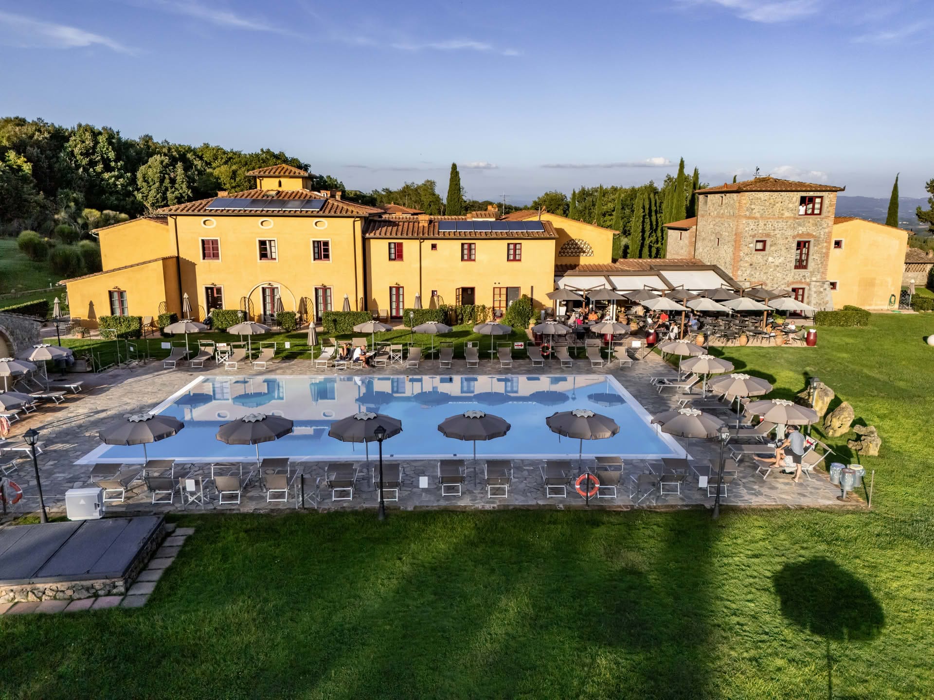 Large outdoor garden with swimming pool and sun loungers at Casolare Terre Rosse in San Gimignano