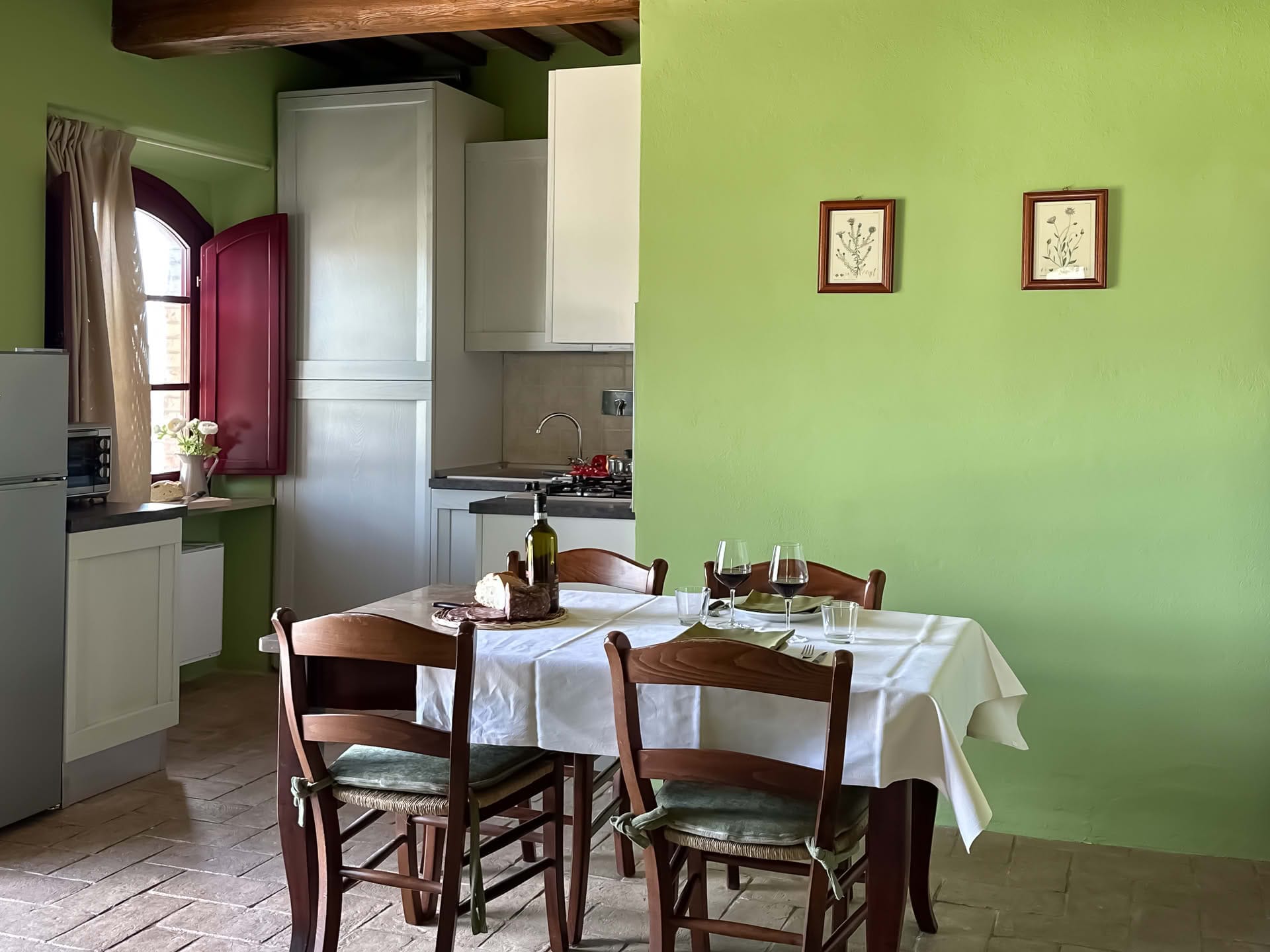 Leccio Apartment with dining table and kitchen at Casolare Terre Rosse