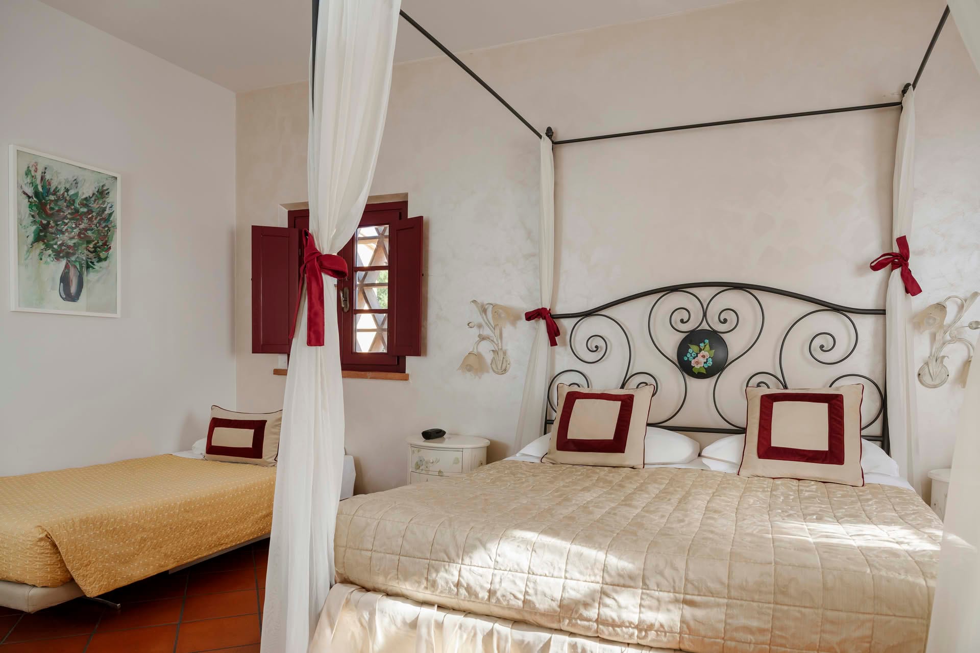 Spacious Triple Room with double canopy bed and extra bed at Casolare Terre Rosse