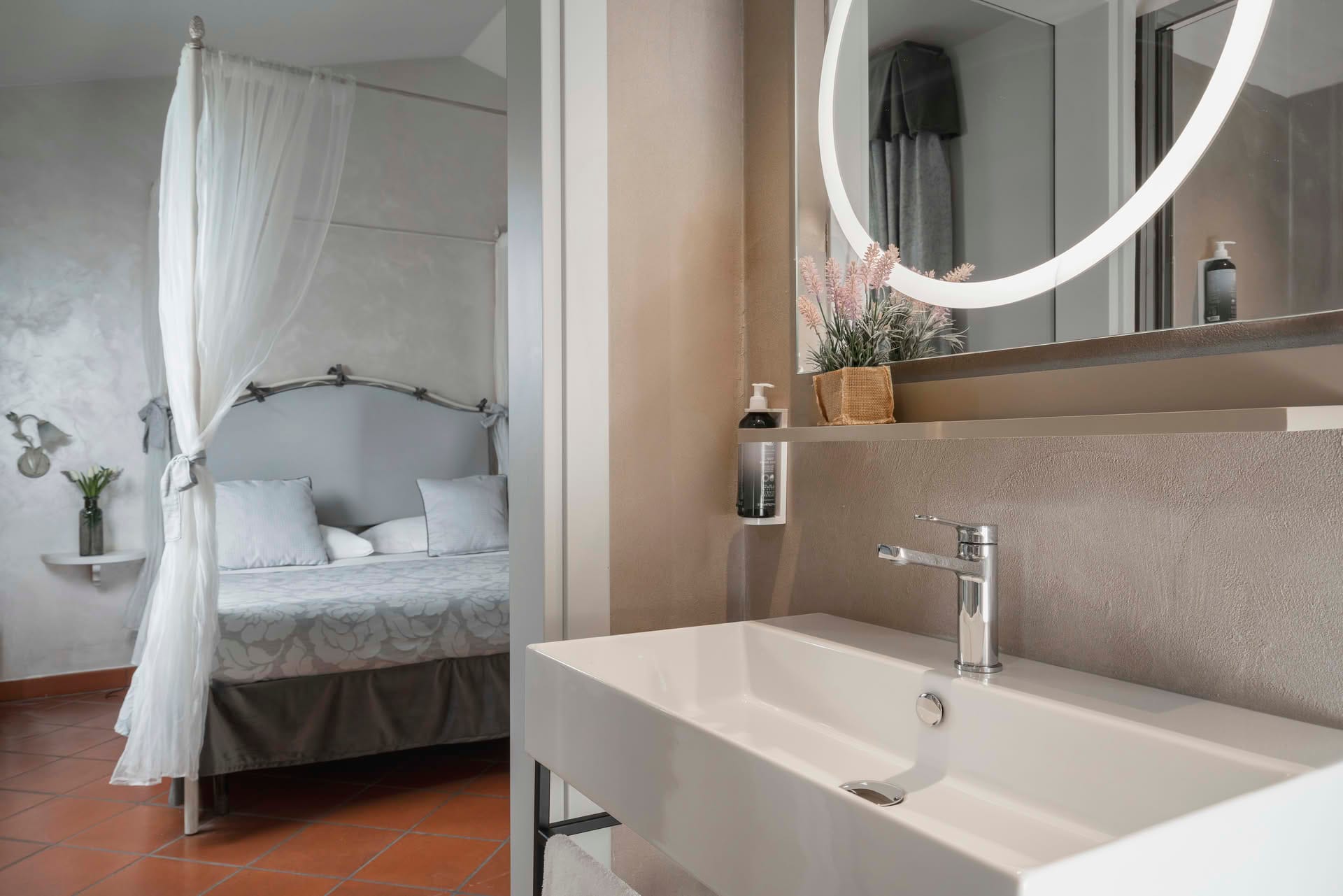 Detail of the bathroom sink in the Triple Room at Casolare Terre Rosse