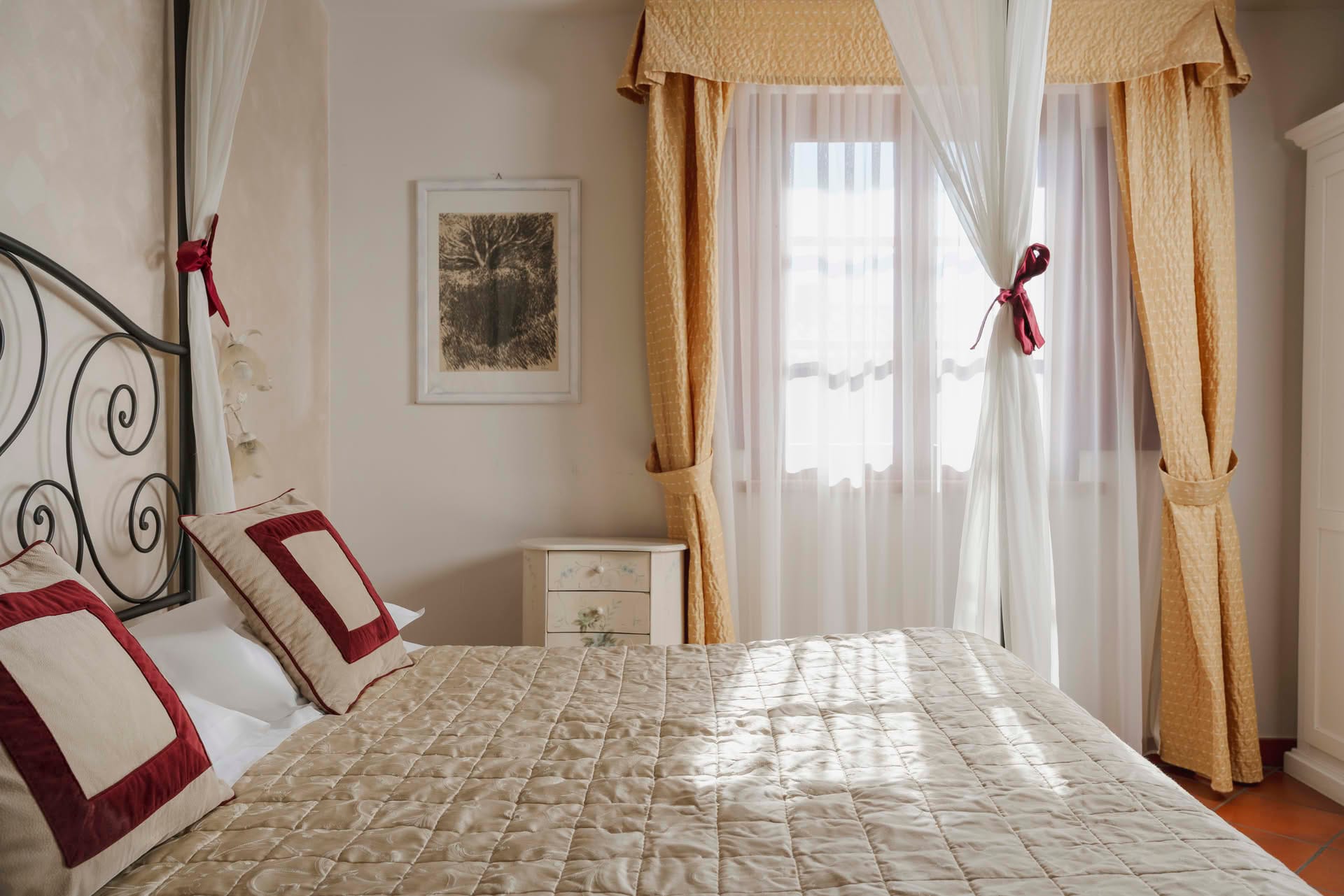 Detail of the triple room with double bed