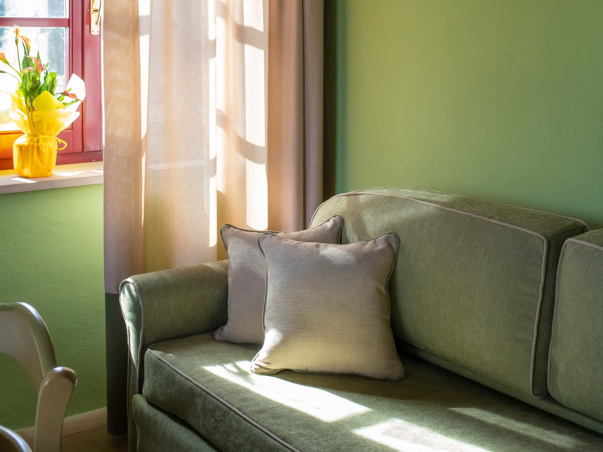 Detail of the green sofa in the Quercia Apartment at Casolare Terre Rosse