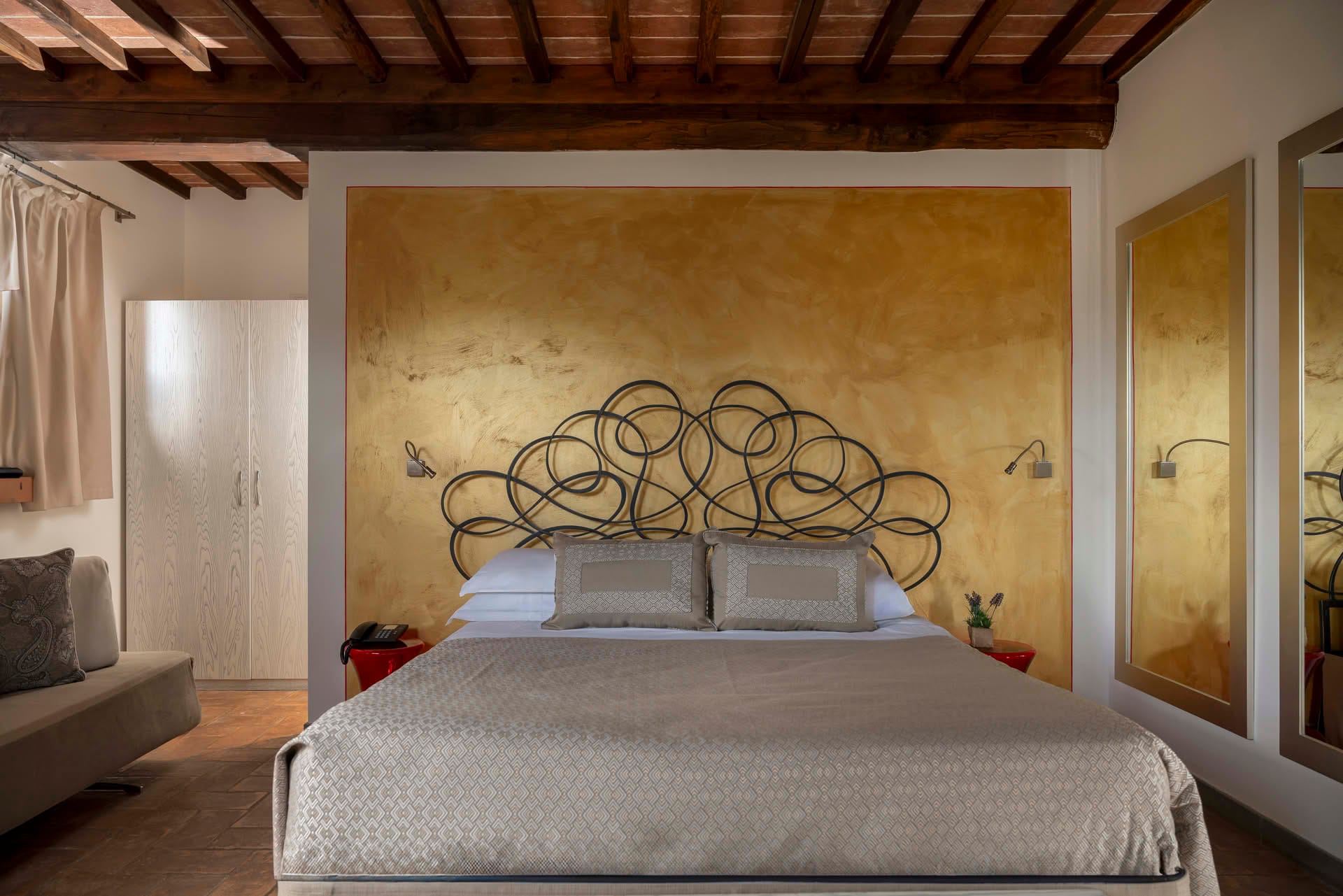 Spacious Deluxe Room with double bed and extra bed at Casolare Terre Rosse