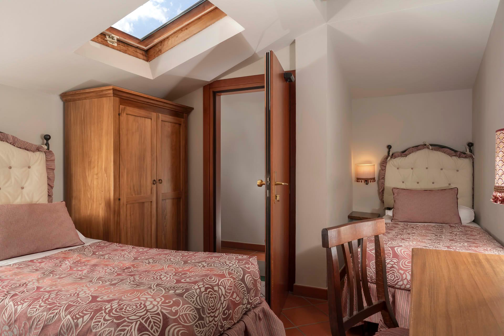 Second room with two single beds and wardrobe in the Family Room at Casolare Terre Rosse