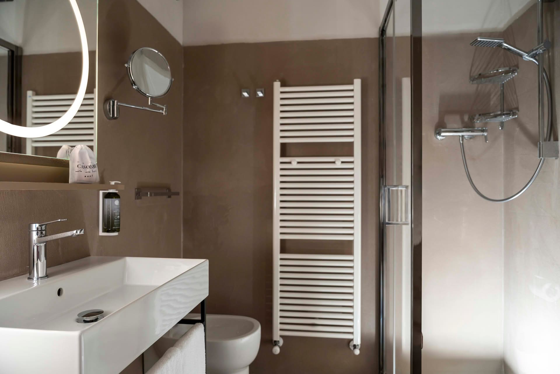 Detail of the bathroom with shower in the Classic Room at Casolare Terre Rosse