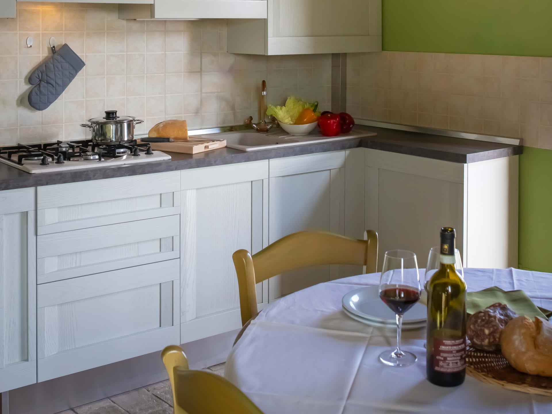 Equipped kitchen in the Quercia Apartment