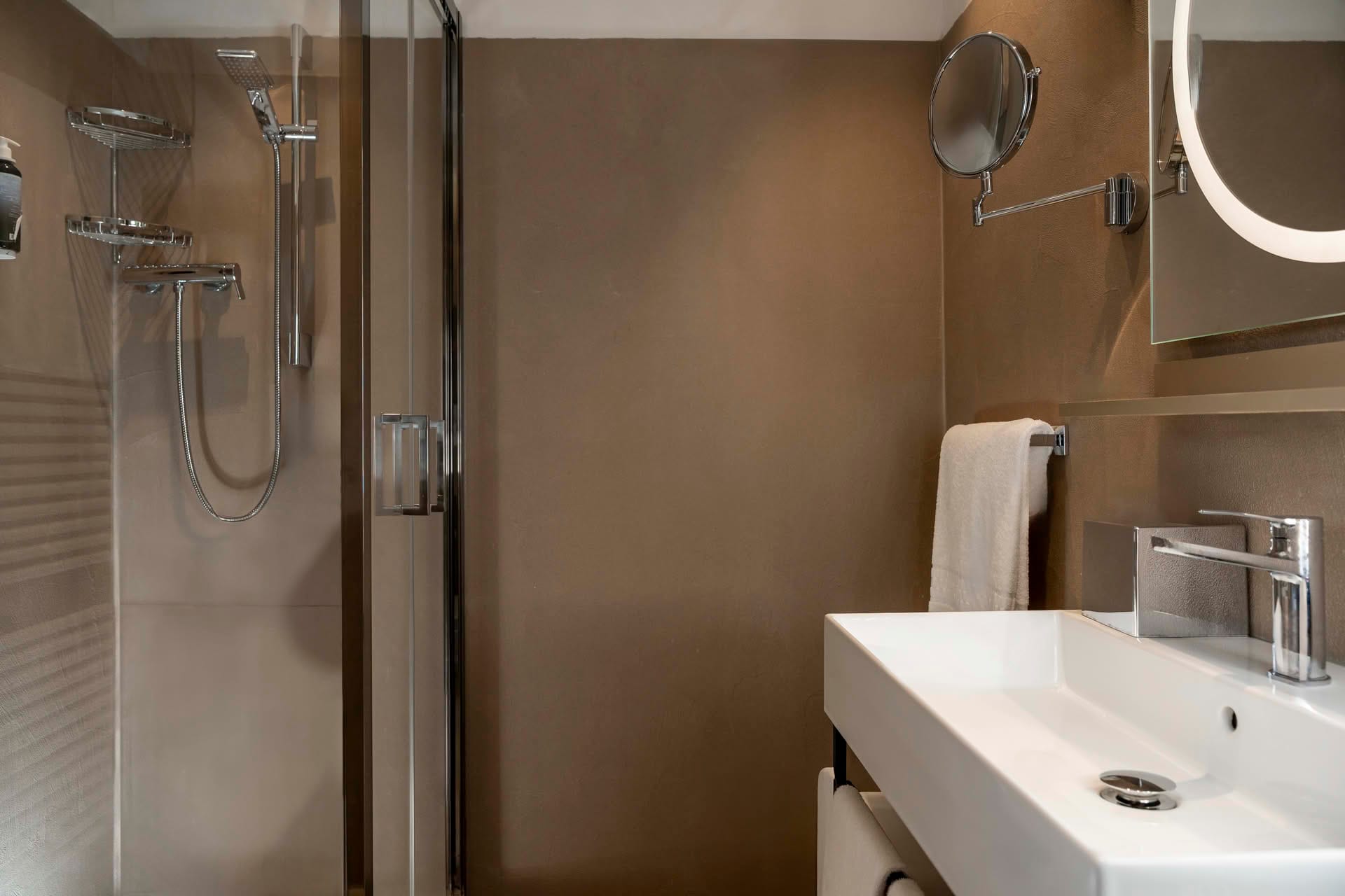 Detail of the bathroom with shower in the Suite at Casolare Terre Rosse