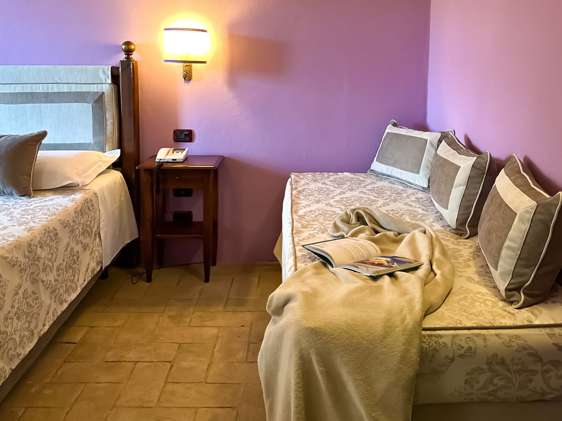 Detail of the bedroom with extra bed in the Quercia Apartment