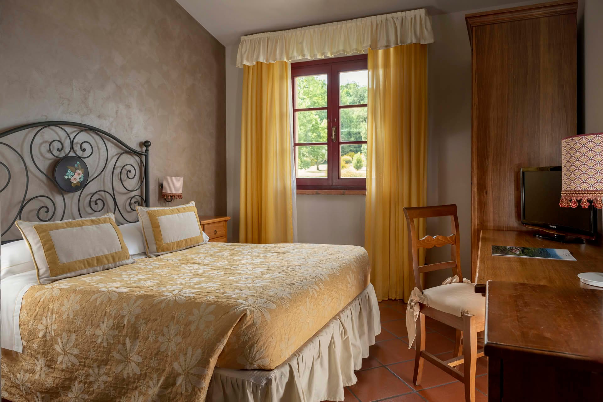 Small Classic Room with yellow accents, windowed, with a double bed