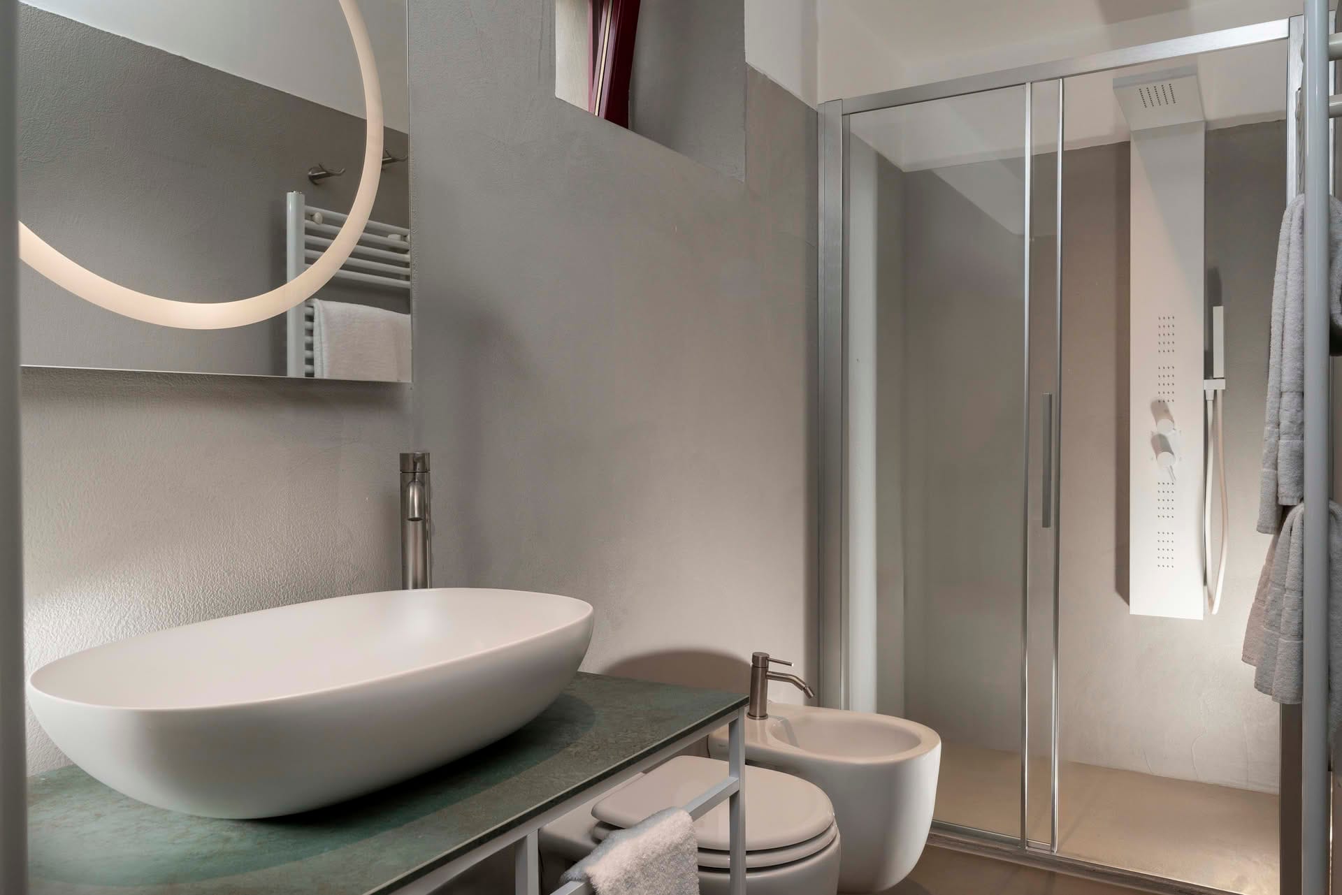 Detail of the bathroom with shower in the Deluxe Room at Casolare Terre Rosse